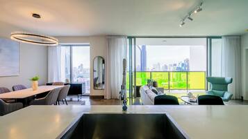 Apartment (24G) | Private kitchen | Fridge, microwave, oven, electric kettle