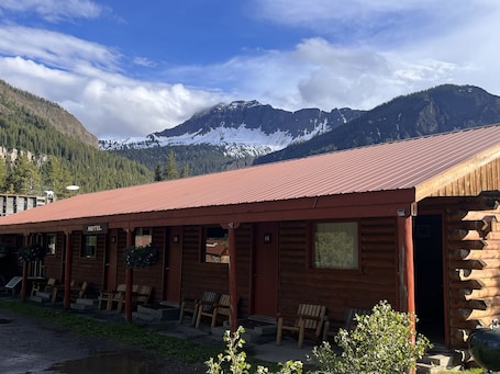 外観. Newly Remodeled Motel Room with 1 Queen Bed, Bathroom with shower. Full Kitchen. Situated close to the General Store in Silver Gate, MT