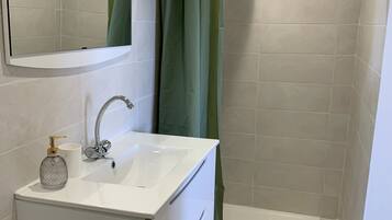 Douche, sĂšche-cheveux, serviettes fournies, savon