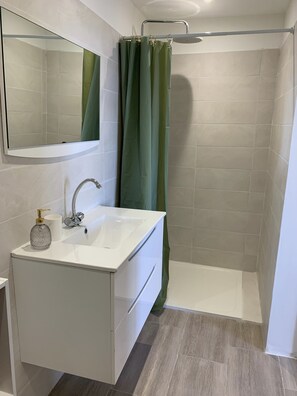 Shower, hair dryer, towels, soap - Charmant T2 vue mer (Bastia)