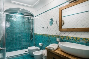 Een douche, een haardroger, een bidet, handdoeken