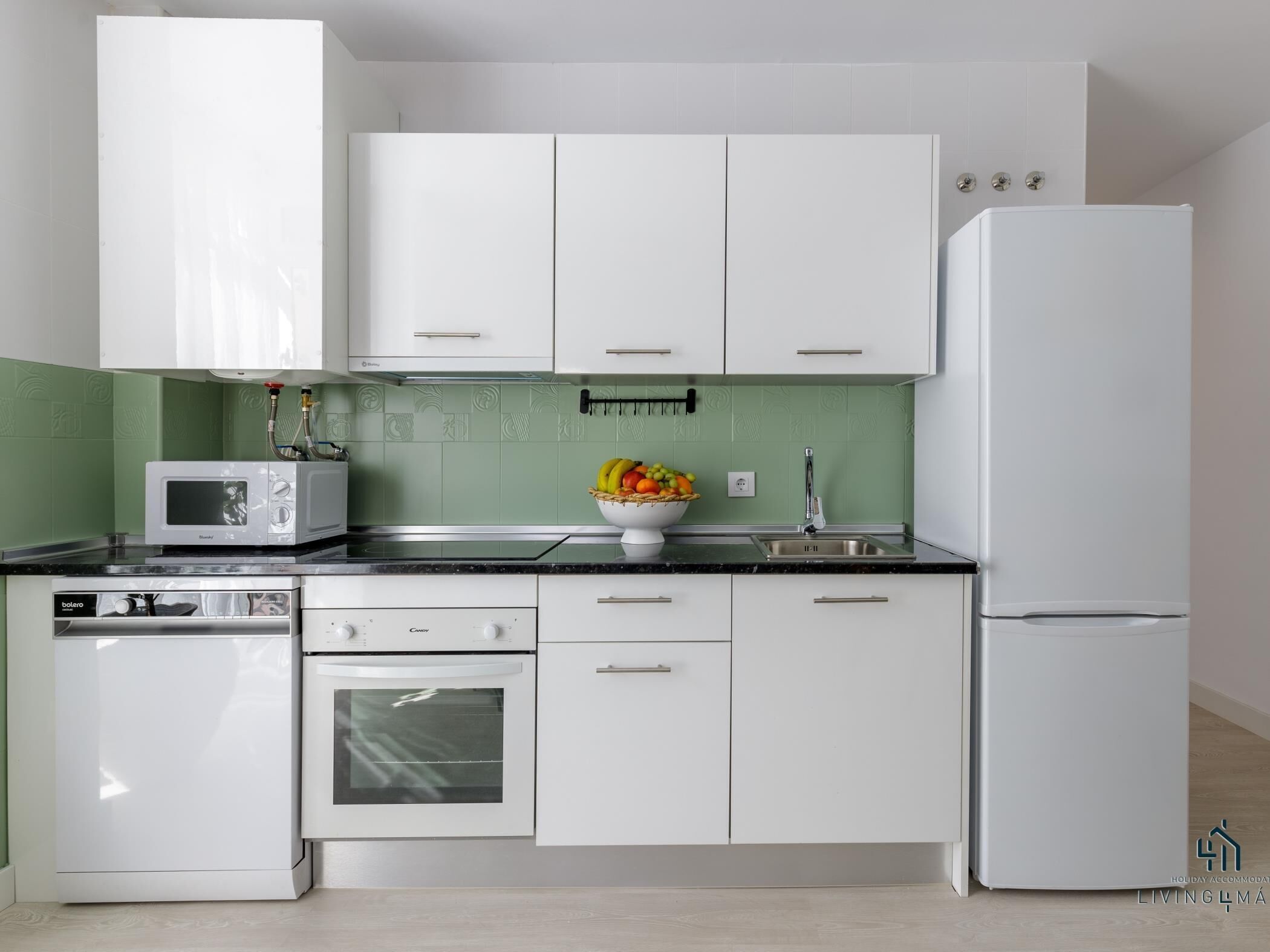 Een koelkast, een magnetron, een vaatwasser