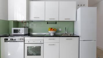 Een koelkast, een magnetron, een vaatwasser