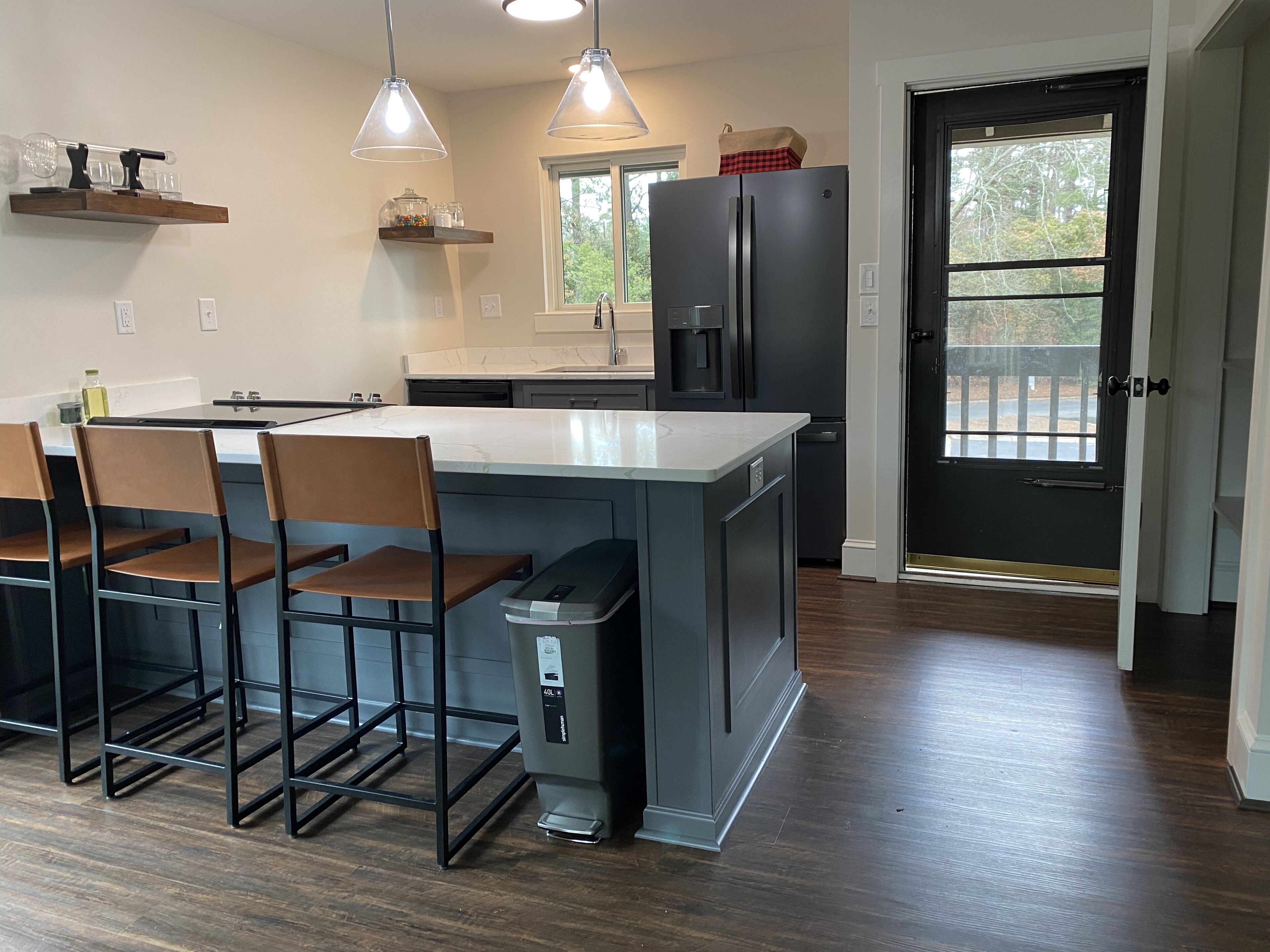 Réfrigérateur, four à micro-ondes, un four, surface de cuisson