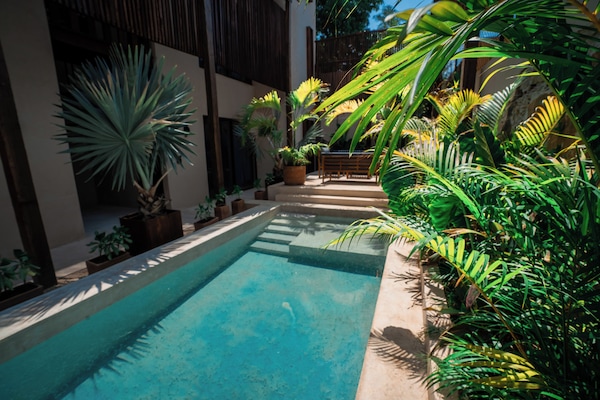 Una piscina al aire libre