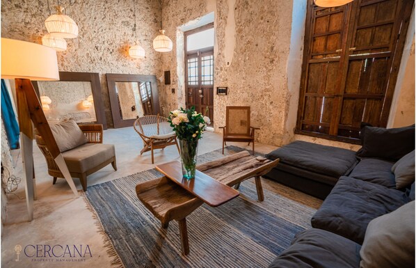 Casa familiar | Área de sala de estar | Televisión de pantalla plana 