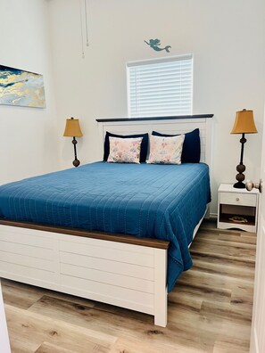 3 bedrooms, iron/ironing board, WiFi, bed sheets - Rockport Cottage- awesome location + pool & 5 min from shopping and the beach!!! (Rockport)