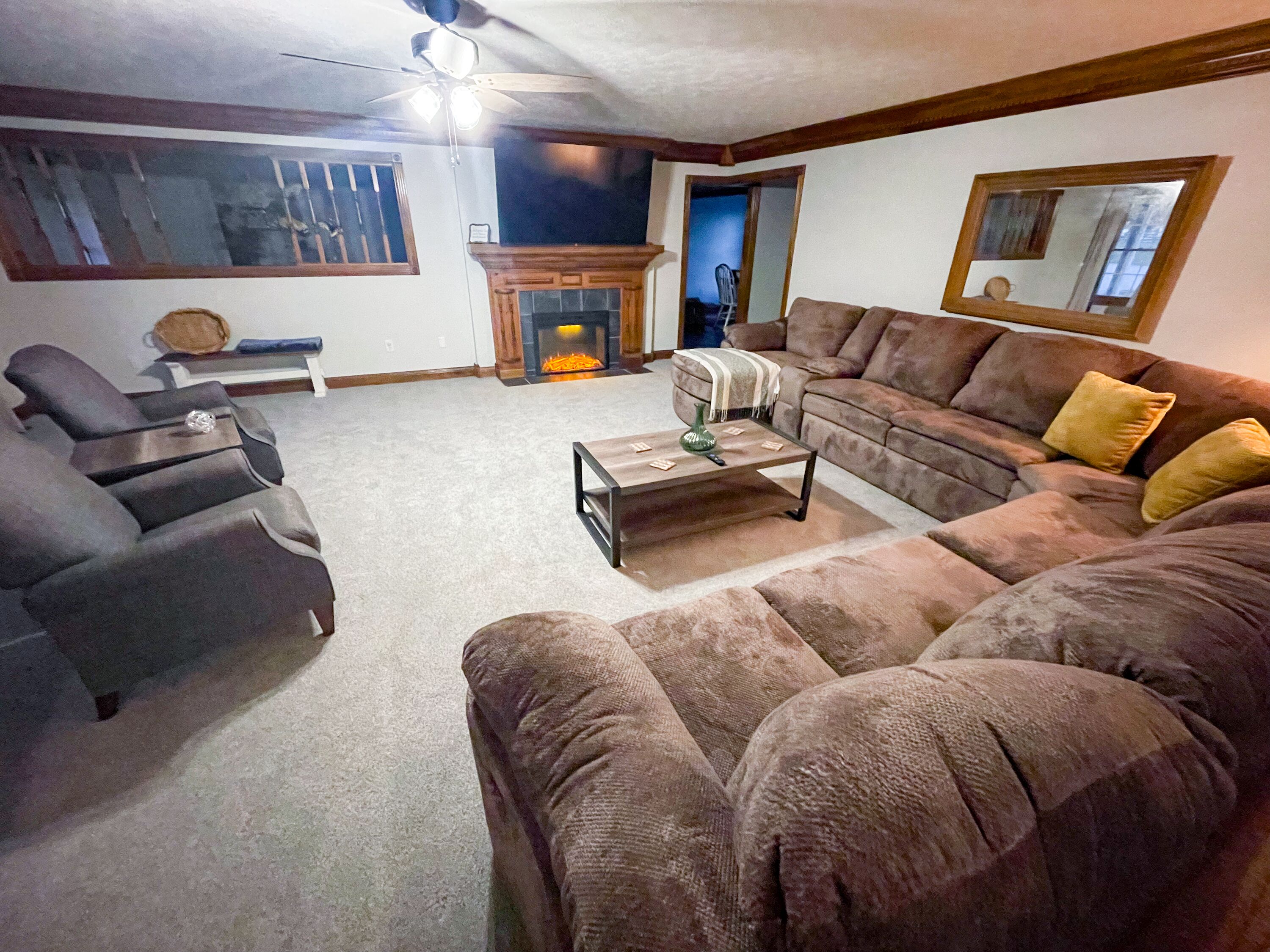 Spacious 6 Bedroom - 3800sqft - Fenced in Yard - Finished Basement - Lake