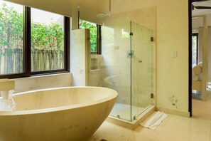 Villa exclusiva | Baño | Secador de pelo, toallas, jabón y champú