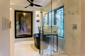 Villa exclusiva | Baño | Secador de pelo, toallas, jabón y champú