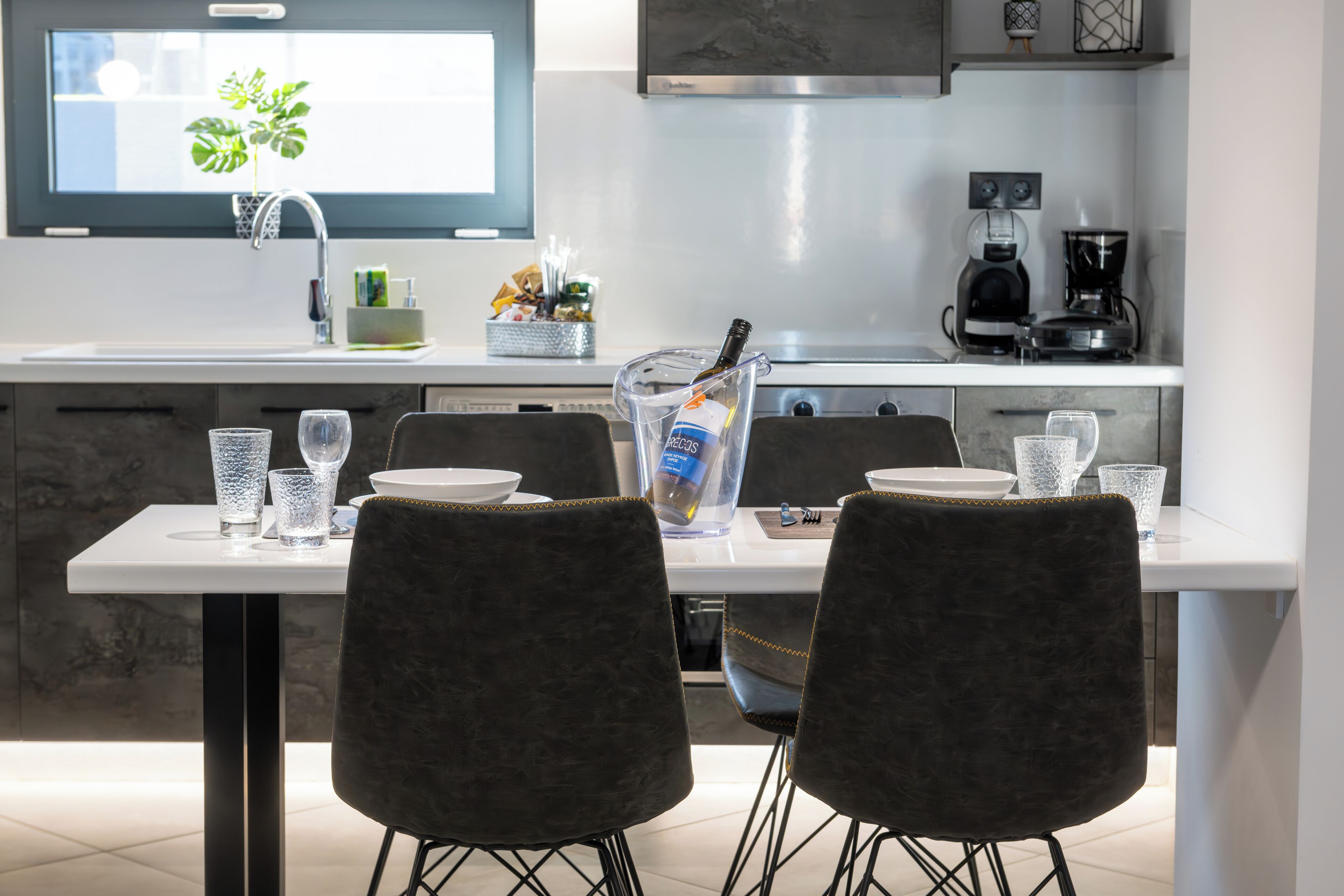 Fridge, oven, stovetop, dishwasher