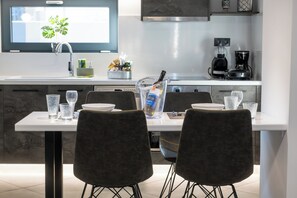 Frigorifero, forno, piano cottura, lavastoviglie