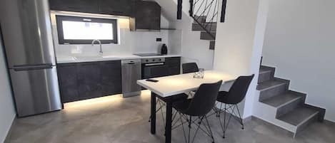 Frigorifero, forno, piano cottura, lavastoviglie
