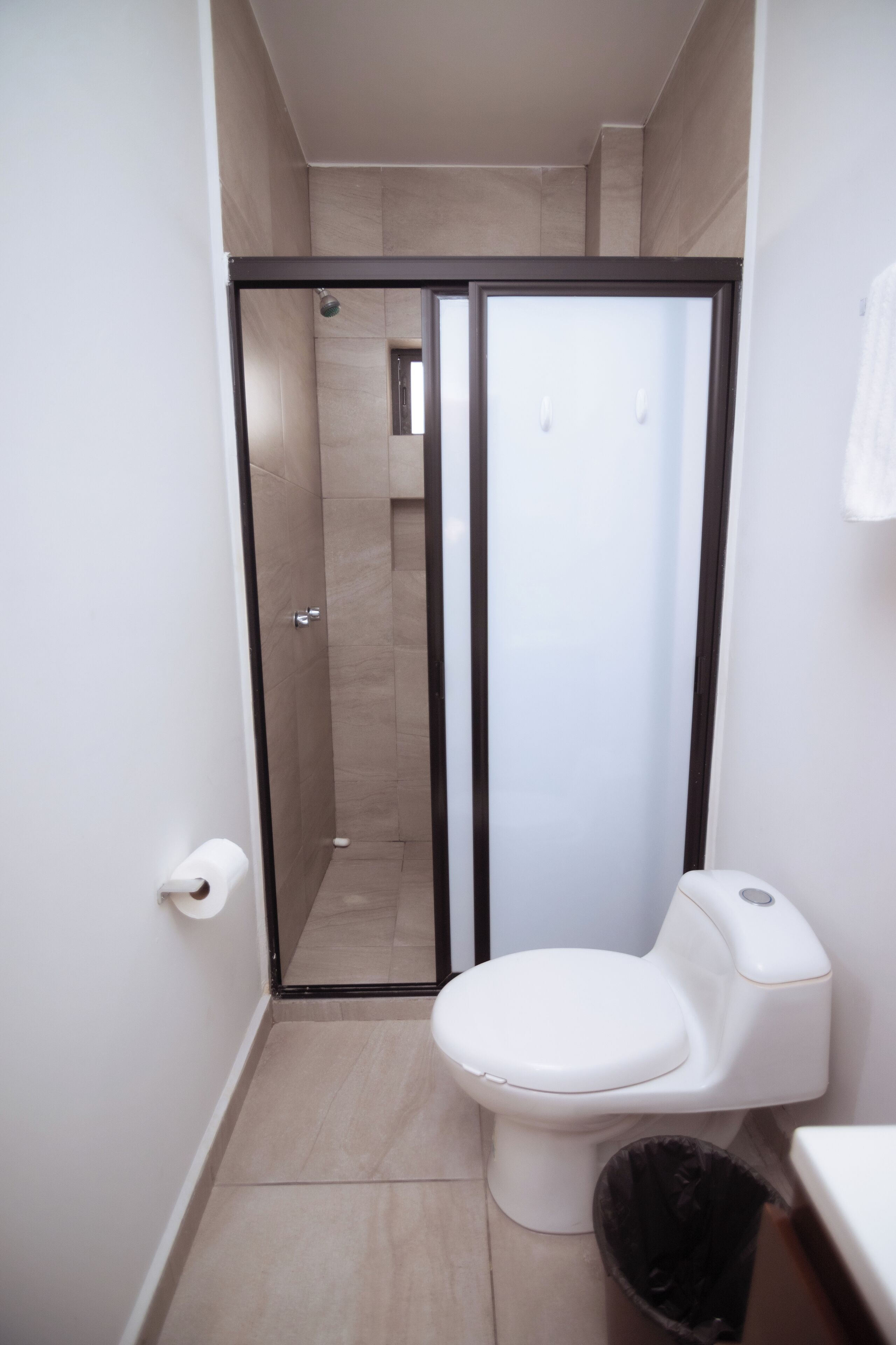 Camera familiare | Bagno | Doccia, set di cortesia gratuito, asciugamani