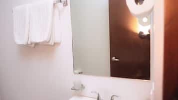 Habitación familiar | Baño | Regadera, amenidades de baño gratuitas, toallas