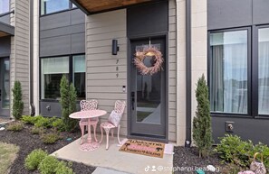 Outdoor dining - One of a kind Exclusive Barbie Themed Condo in the heart of Chattanooga  (Chattanooga)