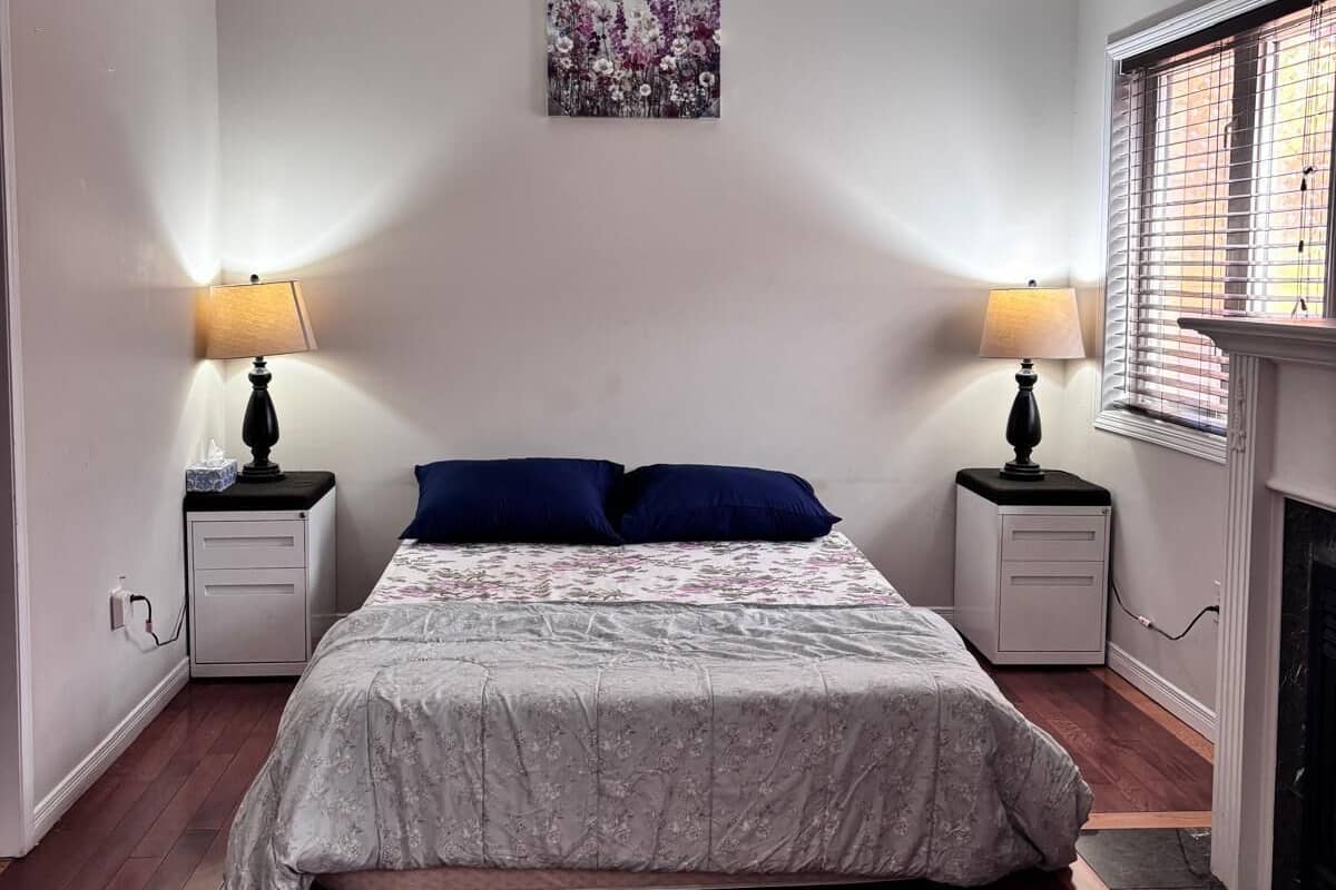 Superior-Zimmer | Badezimmer | Duschwanne, kostenlose Toilettenartikel, Seife, Toilettenpapier