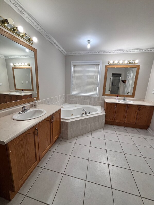 Premium Room | Bathroom | Rainfall showerhead, free toiletries, towels, soap - Beautiful Queen Room (Brampton)