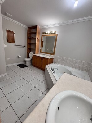 Chambre Prestige | Salle de bain | Douche cascade, articles de toilette (gratuits), serviettes fournies