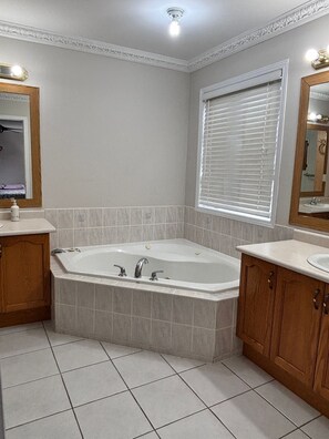 Premium Room | Bathroom | Rainfall showerhead, free toiletries, towels, soap - Beautiful Queen Room (Brampton)