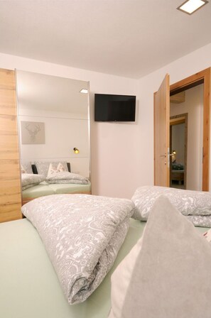 2 bedrooms, travel cot, free WiFi
