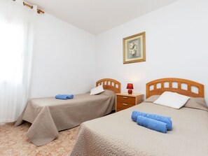 3 makuuhuonetta, silitysrauta/-lauta, vauvan matkasänky