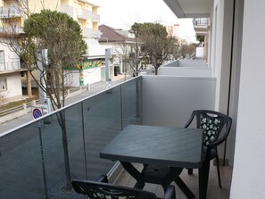 Outdoor dining - Beautiful apartment for 6 people with WIFI, A/C, TV, balcony and pets allowed (Lignano Sabbiadoro)