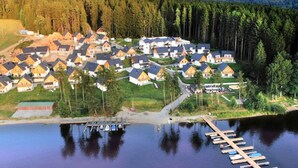 Una zona residencial con casas, un muelle y un lago tranquilo.