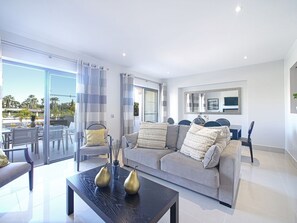 TV - Lovely apartment for 6 people with WIFI, A/C, pool, TV and terrace (Quarteira)