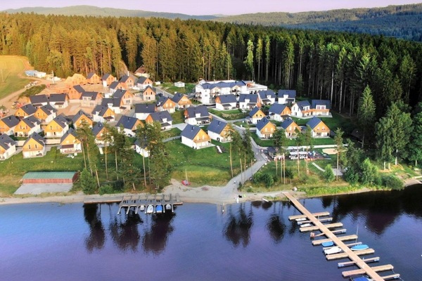 Wasser, Gebäude, Wasservorräte, Eigentum, Pflanze, Baum, Natürliche Landschaft, Azurblau, Natur, See