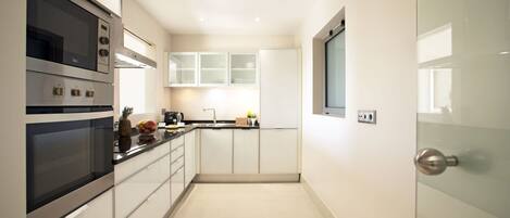 Micro-ondes, four, lave-vaisselle, chaise haute