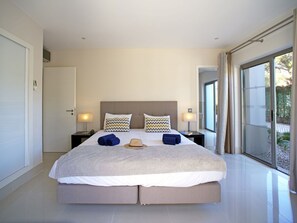 2 habitaciones, tabla de planchar con plancha y cuna de viaje 