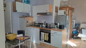 Réfrigérateur, micro-ondes, four, plaque de cuisson