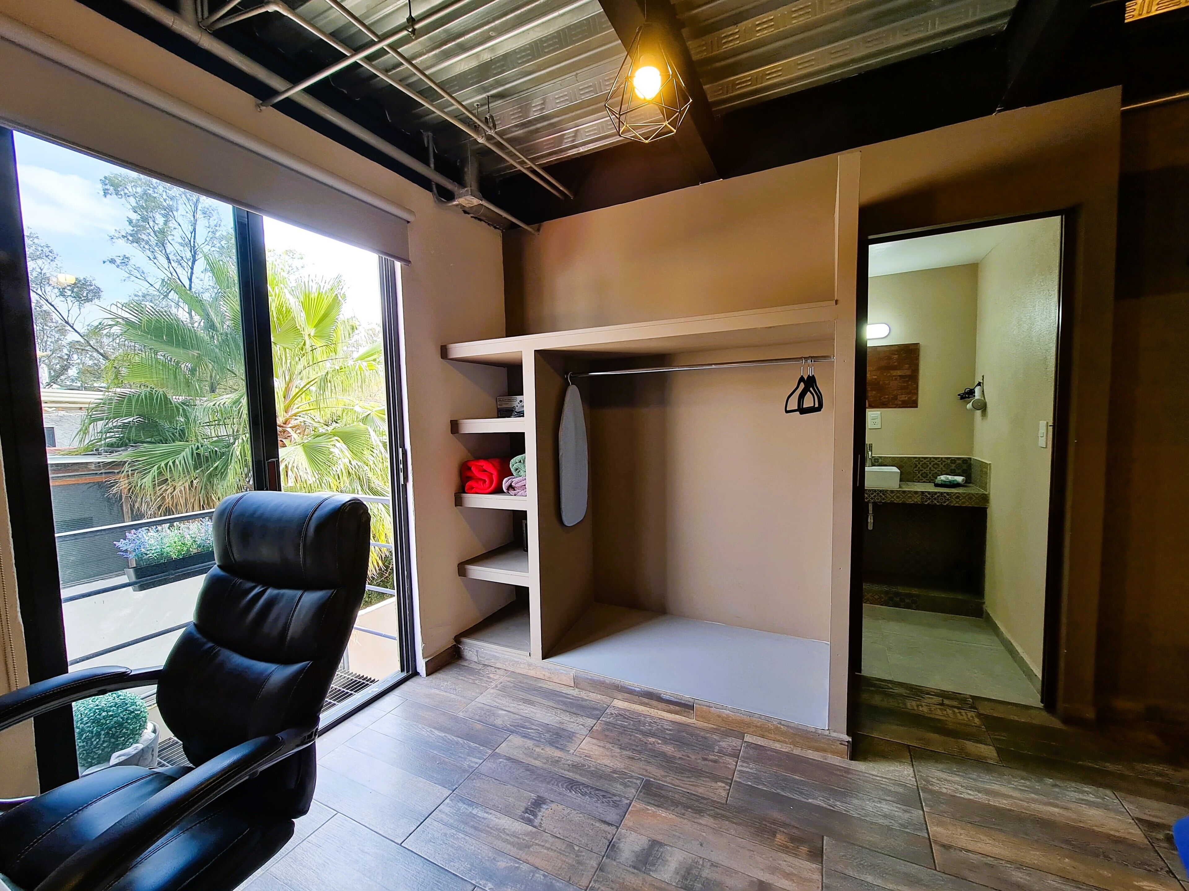 Standard-Doppelzimmer | Hochwertige Bettwaren, Zimmersafe, Schreibtisch, Verdunkelungsvorhänge