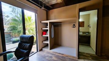 Habitación doble estándar | Ropa de cama de alta calidad y caja de seguridad en la habitación