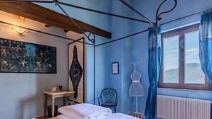 A bedroom with a bed, a desk, a chair, a radiator, and a window with curtains. - Beautiful apartment for 4 guests with hot tub, WIFI, TV, balcony and pets allowed (Vendrogno)