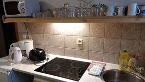 A kitchen with a microwave, toaster, kettle, and a sink. - Nice apartment for 12 people with WIFI and pets allowed (Jilemnice)