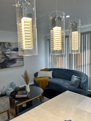 Smart TV - Luxury 2BR: Prime Location, Clean Smart Home, NYC Access, Free Parking (Jersey City)