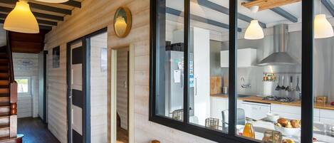 Een microgolfoven, een oven, een vaatwasser, een broodrooster