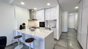 Een koelkast, een microgolfoven, een oven, een vaatwasser