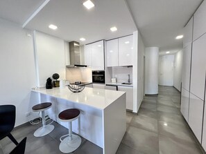 Refrigerador, microondas, horno y lavavajillas 