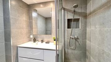 Shower, hair dryer, towels