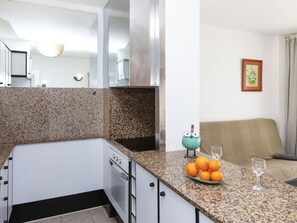 Mikrobølgeovn, ovn og høy barnestol