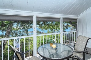 Outdoor dining - 6061 EPW - Standard - Steps from the Intracoastal Waterway (Sarasota)