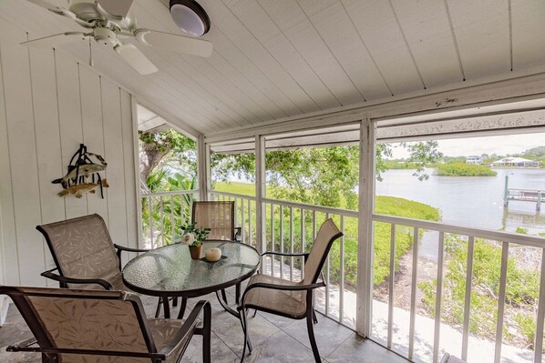 Outdoor dining - 6061 EPW - Standard - Steps from the Intracoastal Waterway (Sarasota)