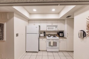 Cookware/dishes/utensils - 6061 EPW - Standard - Steps from the Intracoastal Waterway (Sarasota)