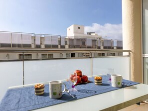 Outdoor dining - Cosy apartment for 3 people with A/C, WIFI, pool and terrace (Salou)