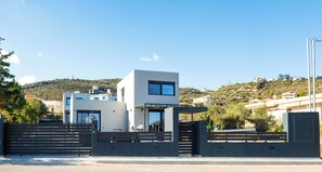 Exterior - Moderne Villa mit Meerblick Große Terrasse Großer Balkon Neubau 500m vom Strand (Aliveri)