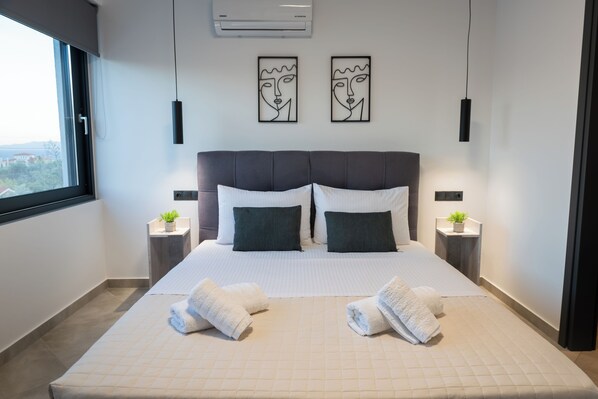 2 bedrooms, travel cot, free WiFi, bed sheets