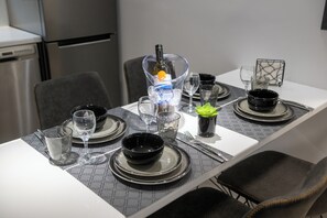 Dining - Moderne Villa mit Meerblick Große Terrasse Großer Balkon Neubau 500m vom Strand (Aliveri)